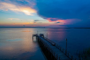 2020 Ağustos 'unda Alabama Körfezi kıyısında gün batımında Mobile Körfezi