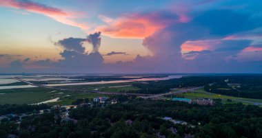 2020 Ağustos 'unda Alabama Körfezi kıyısında gün batımında Mobile Körfezi