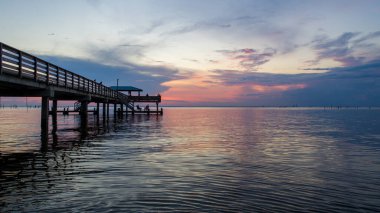 Mobile Bay, Alabama 'daki Mayday Park iskelesinde gün batımında 