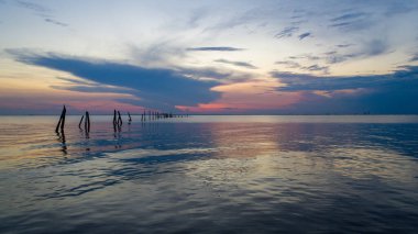 Mobile Bay, Alabama 'daki Mayday Park iskelesinde gün batımında 