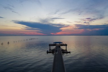 Mobile Bay, Alabama 'daki Mayday Park iskelesinde gün batımında 