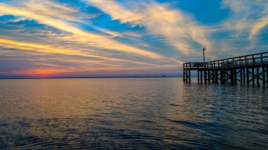 Daphne, Alabama 'daki Mobile Bay' de Bayfront Park Pavillion 'da Ekim gün batımı 