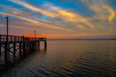 Daphne, Alabama 'daki Mobile Bay' de Bayfront Park Pavillion 'da Ekim gün batımı 