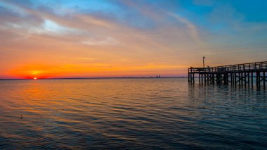 Daphne, Alabama 'daki Mobile Bay' de Bayfront Park Pavillion 'da Ekim gün batımı 