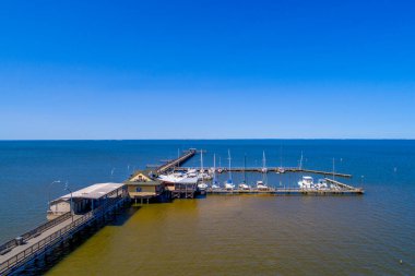 Mobile Bay 'deki Fairhope, Alabama Belediye İskelesi' nde güneşli bir Ekim günü 