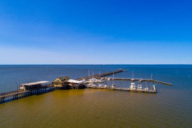Mobile Bay 'deki Fairhope, Alabama Belediye İskelesi' nde güneşli bir Ekim günü 