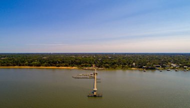 Mobile Bay 'deki Fairhope, Alabama Belediye İskelesi' nde güneşli bir Ekim günü 