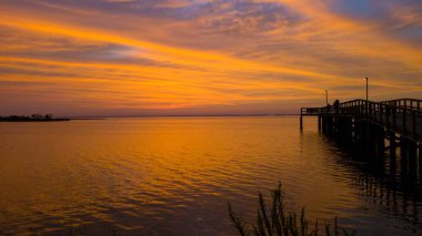 Mobile Körfezi, Alabama 'da günbatımında renkli akşam gökyüzü 