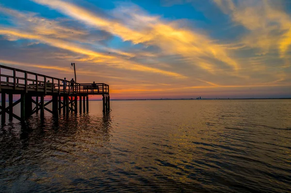 アラバマ州ダフネのMobile BayのBayfront Park Pavilionsでの10月の日没 — ストック写真