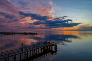 Daphne, Alabama 'dan Mobile Körfezi' nde Ekim gün batımı 