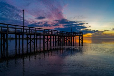 Daphne, Alabama 'dan Mobile Körfezi' nde Ekim gün batımı 