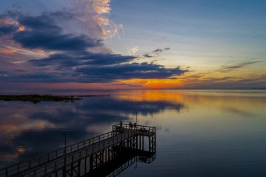 Daphne, Alabama 'dan Mobile Körfezi' nde Ekim gün batımı 