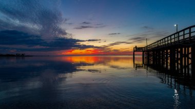 Daphne, Alabama 'dan Mobile Körfezi' nde Ekim gün batımı 