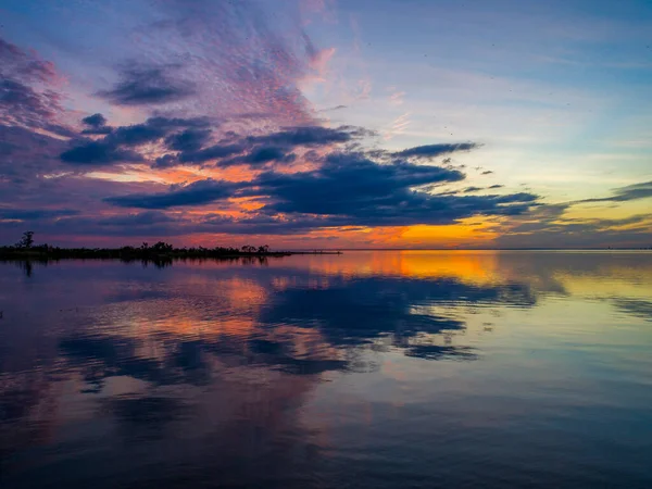アラバマ州ダフネから移動湾の10月の日没 — ストック写真