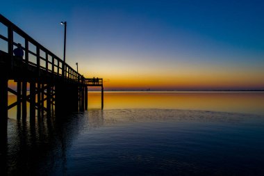 Daphne, Alabama 'dan Mobile Körfezi' nde Eylül gün batımı 