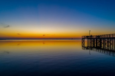 Daphne, Alabama 'dan Mobile Körfezi' nde Eylül gün batımı 