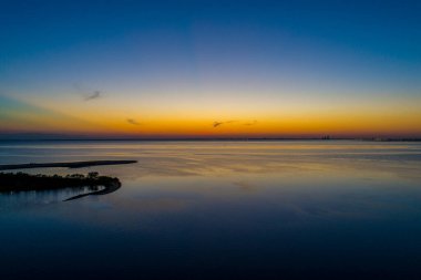 Daphne, Alabama 'dan Mobile Körfezi' nde Eylül gün batımı 