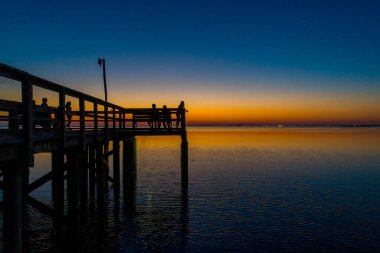 Daphne, Alabama 'dan Mobile Körfezi' nde Eylül gün batımı 