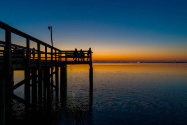 Daphne, Alabama 'dan Mobile Körfezi' nde Eylül gün batımı 