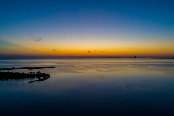 アラバマ州ダフネから移動湾の9月の日没 — ストック写真
