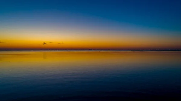 アラバマ州ダフネから移動湾の9月の日没 — ストック写真