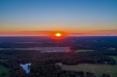 Günbatımında Lucedale, Mississippi 'de Seward Farms ve Corn Maze' in hava manzarası 