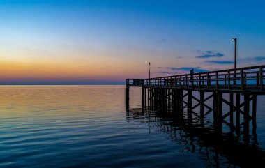 Ekim 'de Mobile Körfezi, Alabama' da sonbahar günbatımı 