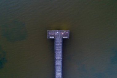 Gün batımında Alabama Mobile Körfezi 'ndeki bir rıhtımın havadan görüntüsü. 