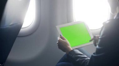 Meşgul bayan uçakta online toplantı yapma