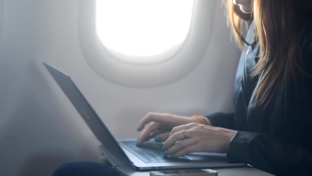 Mujer escribiendo mensaje de texto en el teclado portátil — Vídeos de Stock