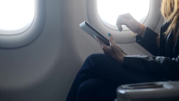 妇女坐在舒适的飞机与平板电脑 — 图库视频影像