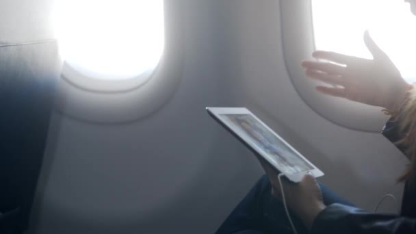 Lady Holding Tablet och tala med vänner på FaceTime — Stockvideo