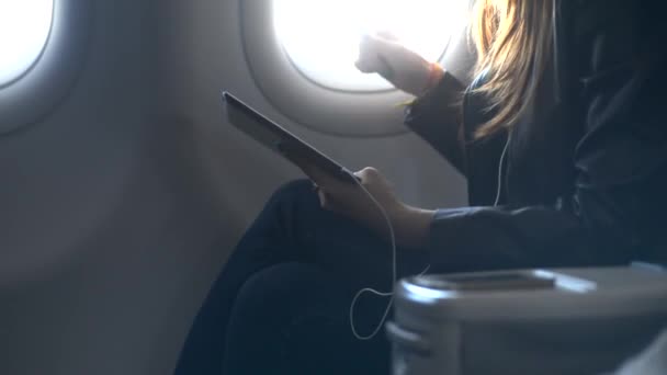 Señora usando su tableta moderna en el avión — Vídeos de Stock