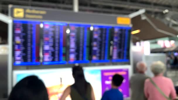 Fondo moderno aeropuerto bordo de vuelo de la llegada de pasajeros de salida. hombre con gafas y mujer de pie y mirar 4k — Vídeos de Stock