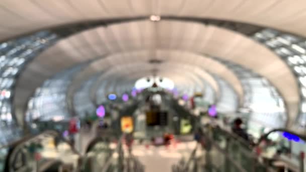 Passeggiata sfocata in aeroporto concetto di sfondo uomo e donna con bagagli, valigia, pubblicità aeroporto moderno — Video Stock