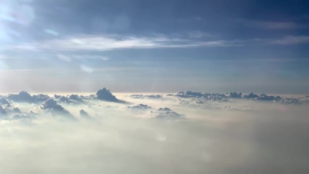 Sfondo aerea vista dall'alto nuvola bianca in cielo blu aria giorno girato. carta da parati libertà al di fuori — Video Stock