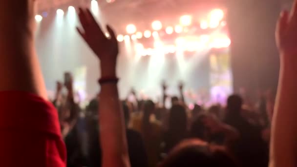 Fundo pessoas acústico estádio noite música frente segurando a mão para cima. asiático multidão de volta adulto mulher homem — Vídeo de Stock