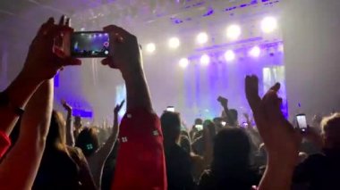 akustik stadyumda arka plan görünümü insanlar el cep telefonu el fotoğraf şarkıcısı almak tutarak. genç asya fan kalabalık