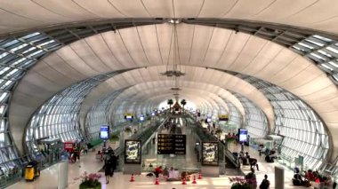 Bali, Endonezya - Mart 2018: Ngurah Rai Havaalanı. arka plan bagaj, bavul, reklam ile bir iç modern havaalanı konsept erkek ve kadın