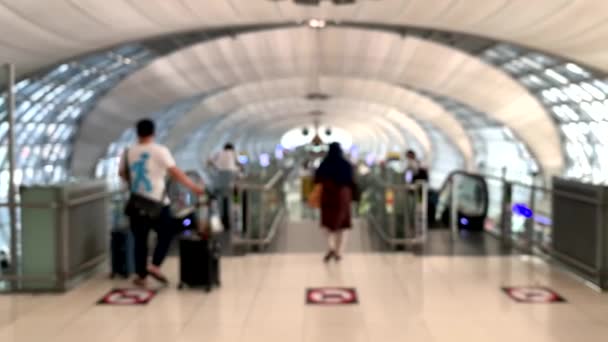 Aeropuerto de fondo un interior moderno aeropuerto y gente de negocios viajar hombre y mujer con equipaje — Vídeo de stock