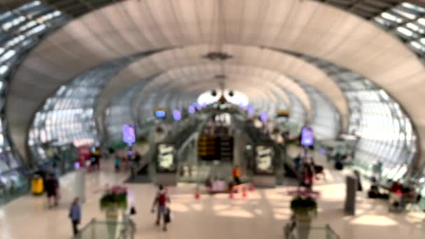 Aeropuerto de fondo un interior moderno aeropuerto con una gran cantidad de gente de negocios concepto de viaje hombre y mujer con equipaje — Vídeos de Stock