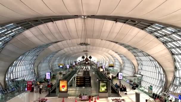 Bali, Indonesia - Marzo 2018: Aeropuerto de Ngurah Rai. fondo un concepto de aeropuerto moderno interior hombre y mujer con equipaje, maleta, publicidad — Vídeos de Stock