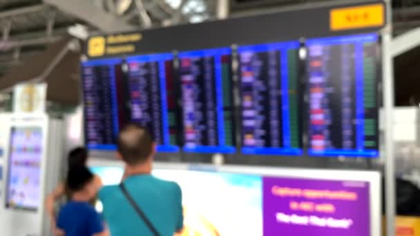 Fondo moderno aeropuerto bordo de vuelo de la llegada de pasajeros de salida. pérdida de cabello hombre y mujer de pie y mirar 4k — Vídeos de Stock