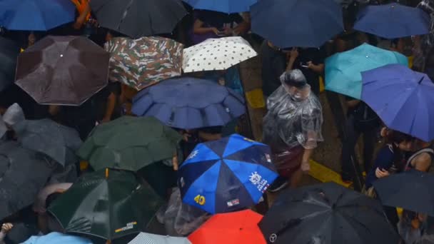Hongkong, china - august 2019: Hintergrundansicht 2019 asiatische Geschäftsleute drängen sich. Konzept amerikanische Propaganda Frau und asiatischer Mann protestieren mit Regenschirm. Stimmungsaufheller — Stockvideo