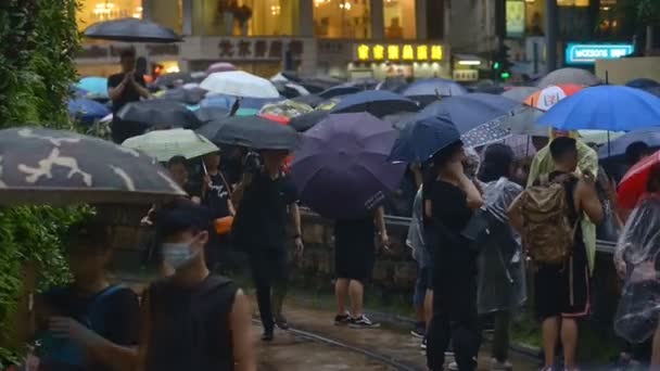 Top view 2019 asia business people crowd woman and asian man protest with umbrella adult texture. Концепция Индии и Китая руды американской пропаганды озвучить политический митинг . — стоковое видео