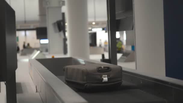 Entrega de fondo en el aeropuerto con un carrusel de equipaje de viaje . — Vídeo de stock