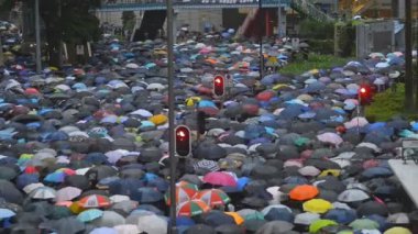 Hongkong, Çin - Ağustos 2019: arka plan üst görünümü 2019 Asya iş adamları kalabalık. kavramı amerikan propaganda kadın ve şemsiye ile Asyalı adam protesto. ses siyasi miting