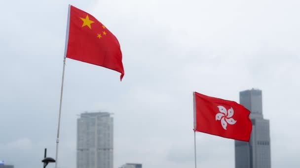 O conceito da influência da política na liberdade financeira mundial. Bandeiras em chamas de fundo de Hong Kong e China . — Vídeo de Stock
