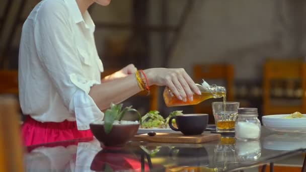 Молодая американская бизнесвумен за обедом сидит за столом в летнем кафе . — стоковое видео