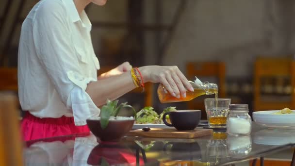 Jovem empresária americana no almoço de jantar sentado à mesa no café de verão . — Vídeo de Stock